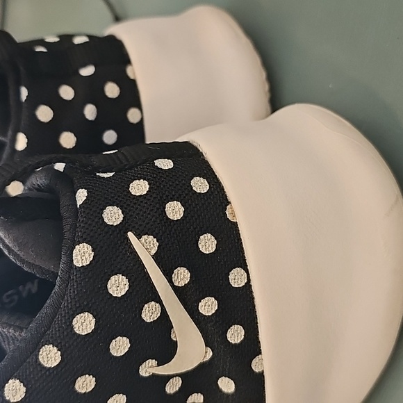 Black nike's HYPERF3SH Sneakers. Size 8.5. Black With White Dots. Very Good Used - Picture 6 of 10